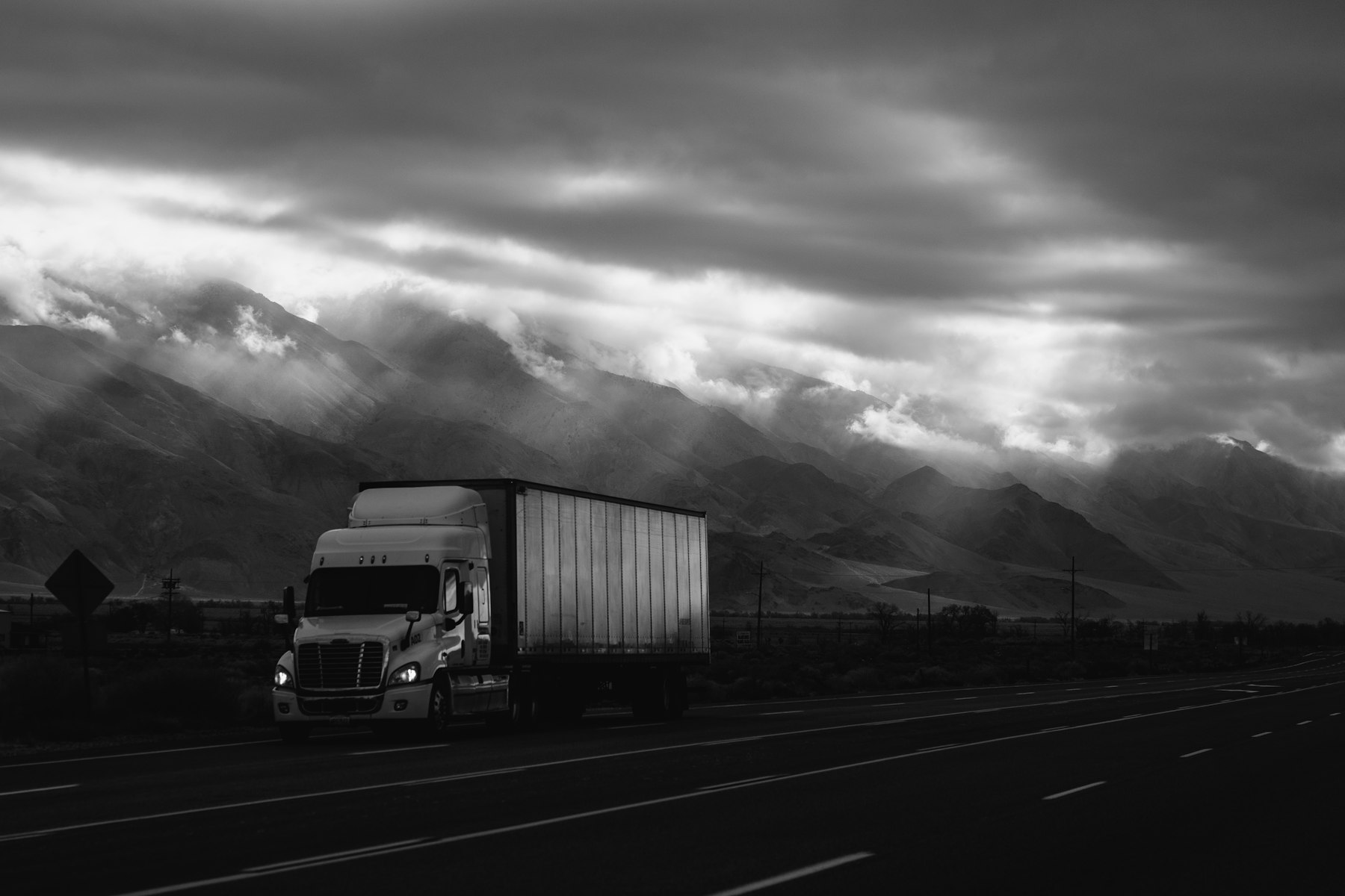 Camión de carga en carretera al atardecer