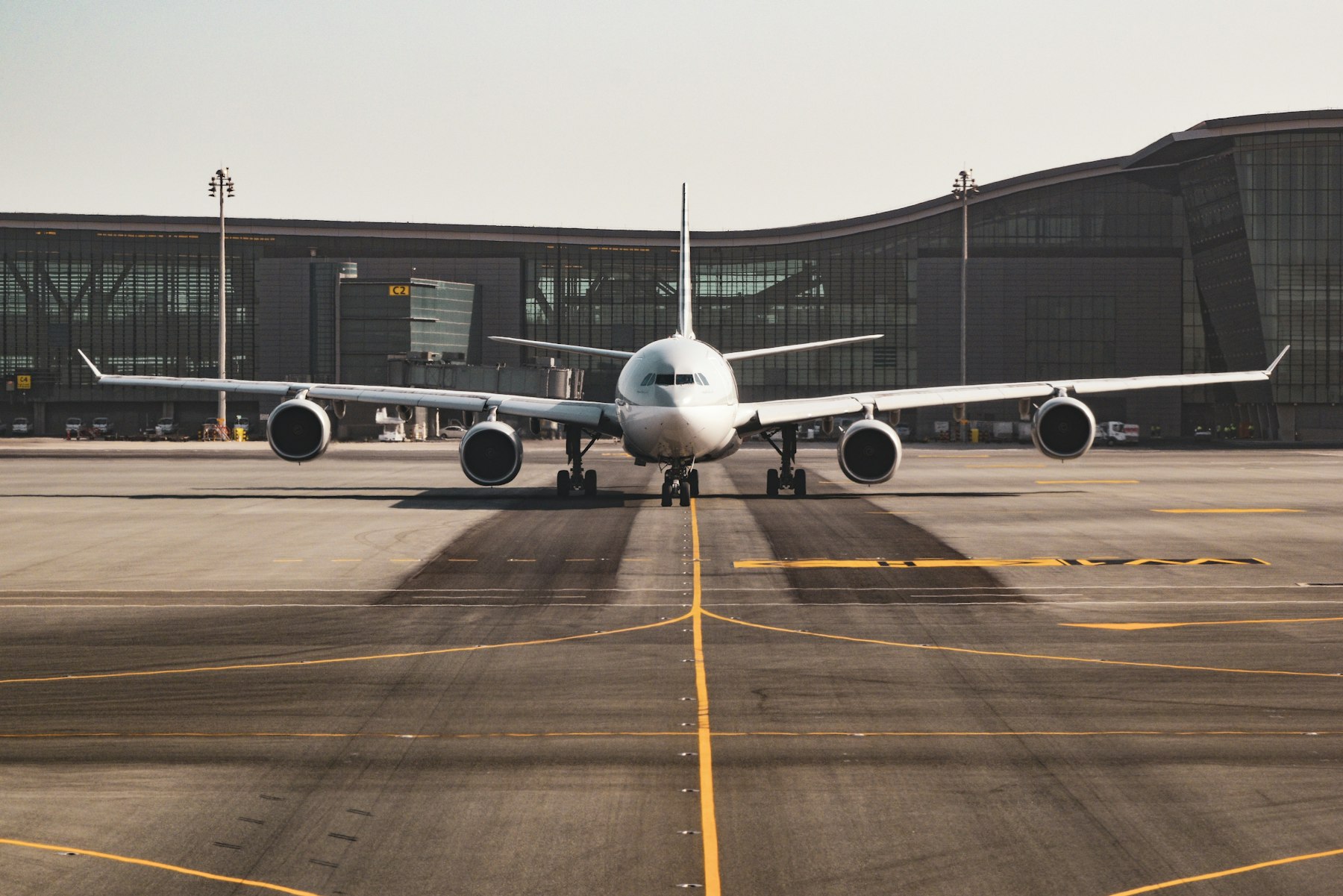 Avión de carga en plataforma