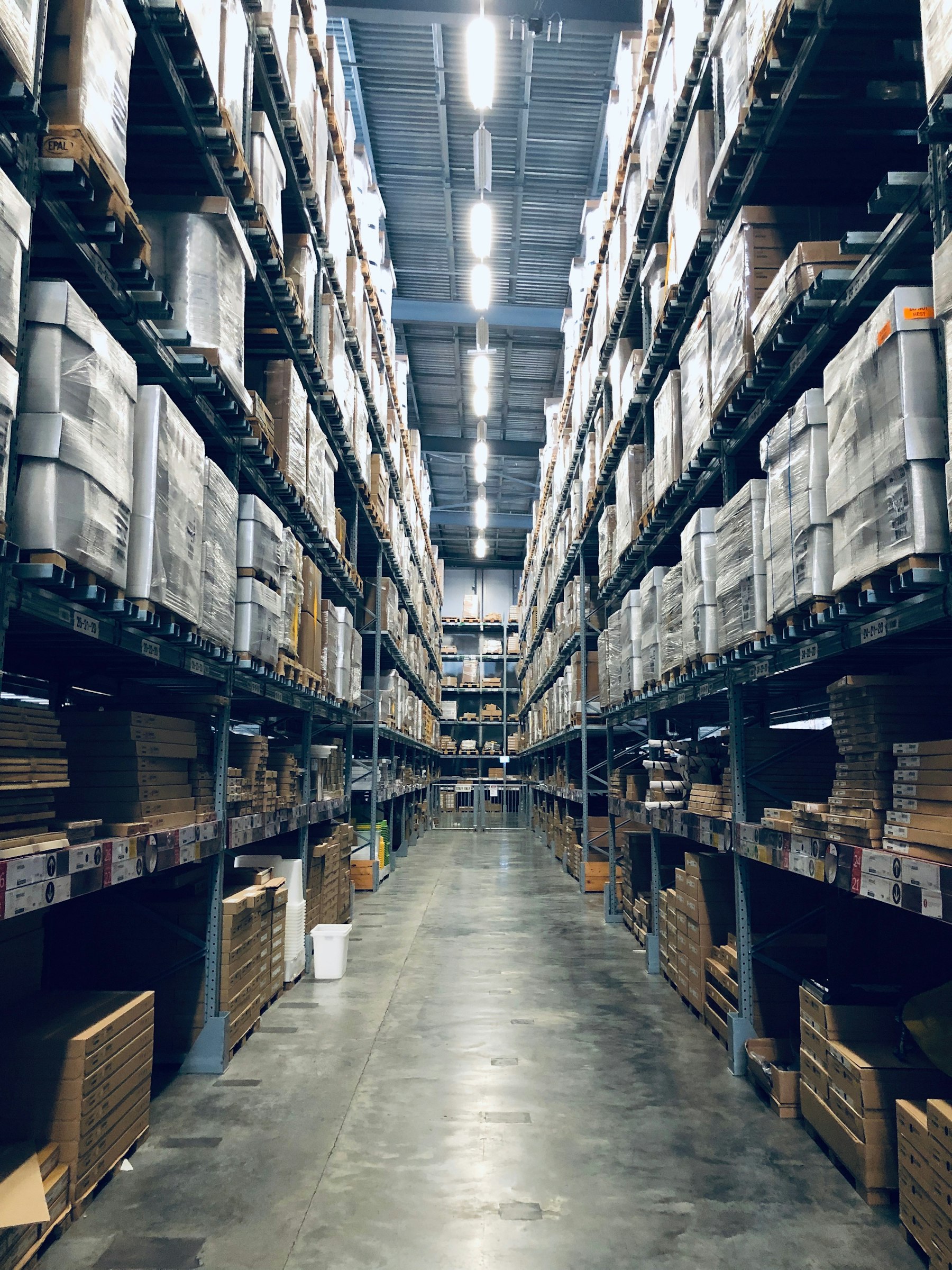 Bodega de almacenamiento con estanterías