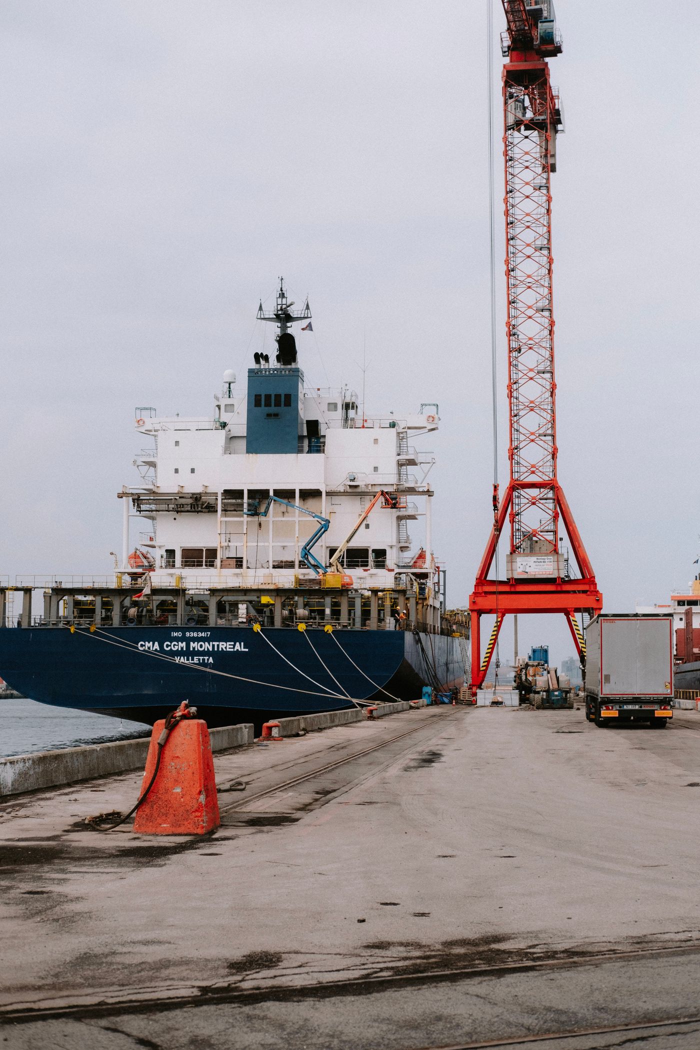 Buque portacontenedores y camión en puerto — integración multimodal
